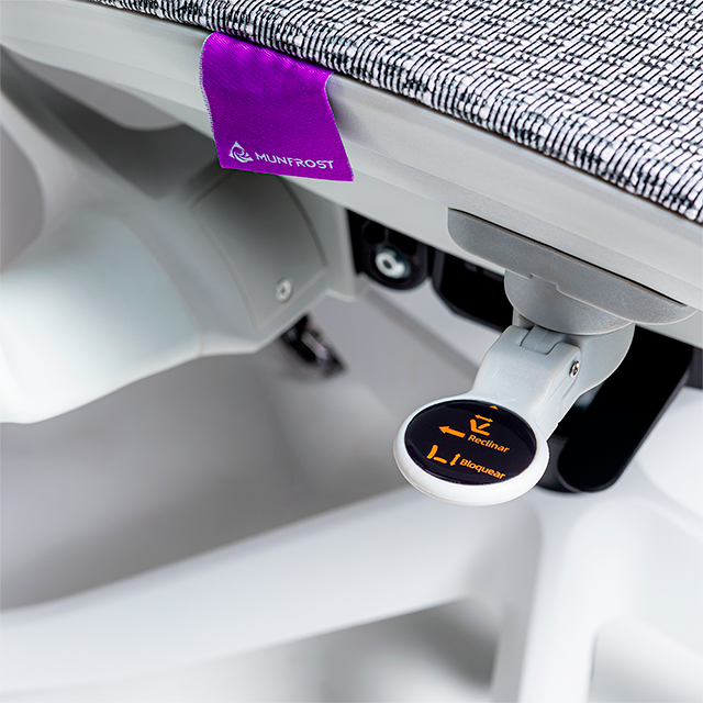 Silla Gamer Munfrost NEO, reclinable, soporte lumbar ajustable, ruedas tipo patín, hasta 180 kg, blanco/gris con morado - MFMSINEW