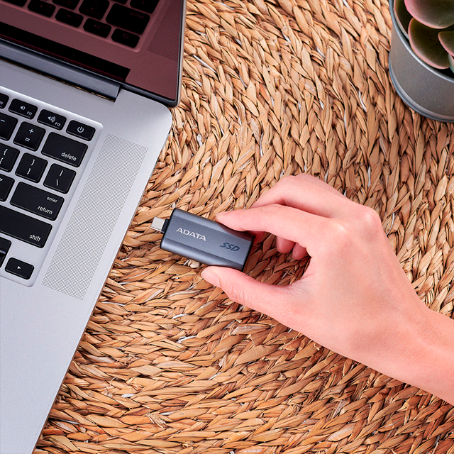 SSD Externo Adata SC750, 2TB, USB-C, 1050 / 1000 MB/s - SC750-2000G-CCBK 