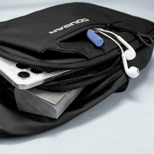 Mochila Crossbody COUGAR Uniride, Sling Bag 4 L, 2 Compartimentos Principales, Resistente al Agua, Puerto USB-A, Negro – 3MUNINXB.0001